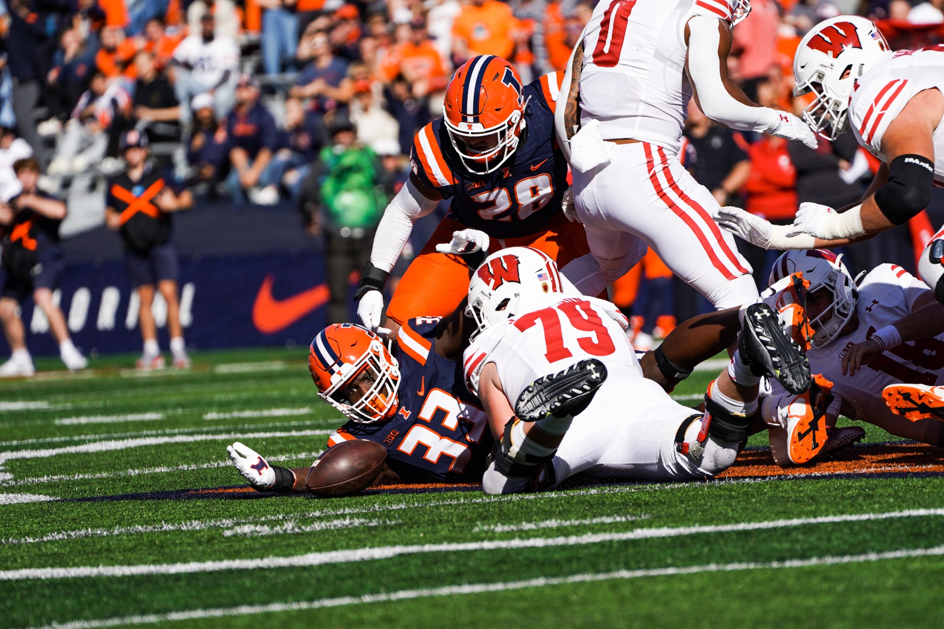 Holmes Thriving in New Defensive Line Role in Seventh Year With Illini