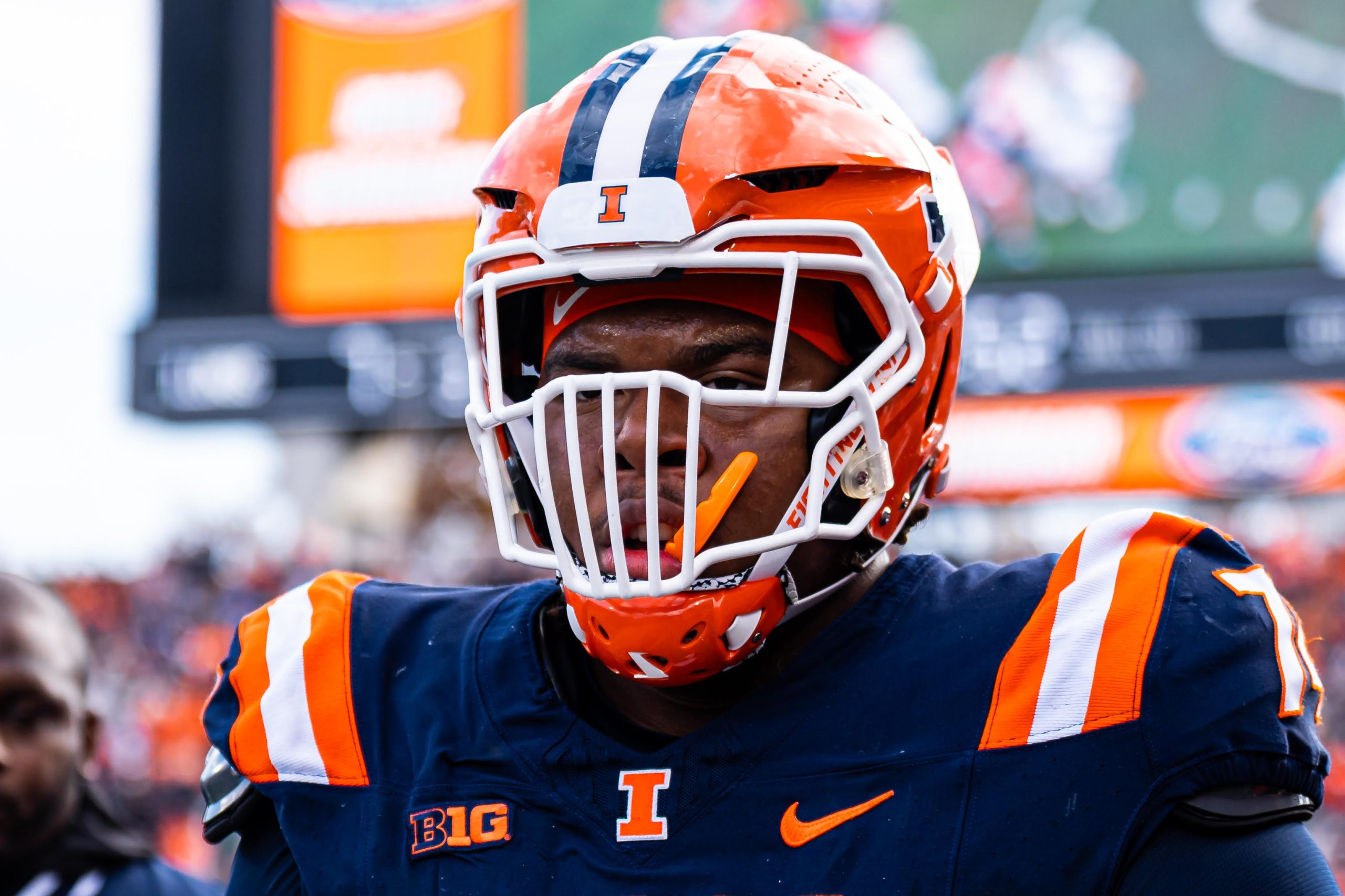 Illini Left Tackle J.C. Davis Announces Return For 2025 Season