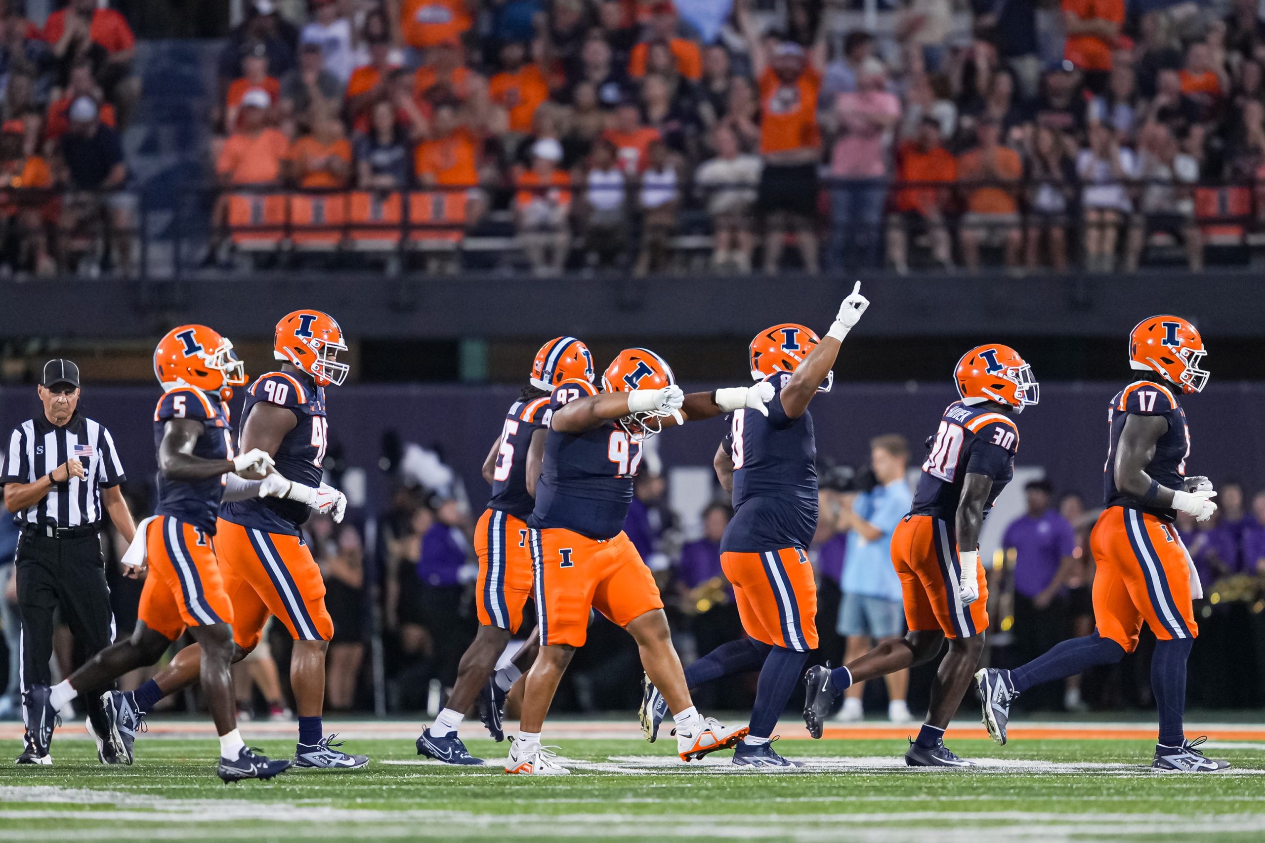 No. 9 Illinois shakes off slow start, shuts out Western Michigan 38-0